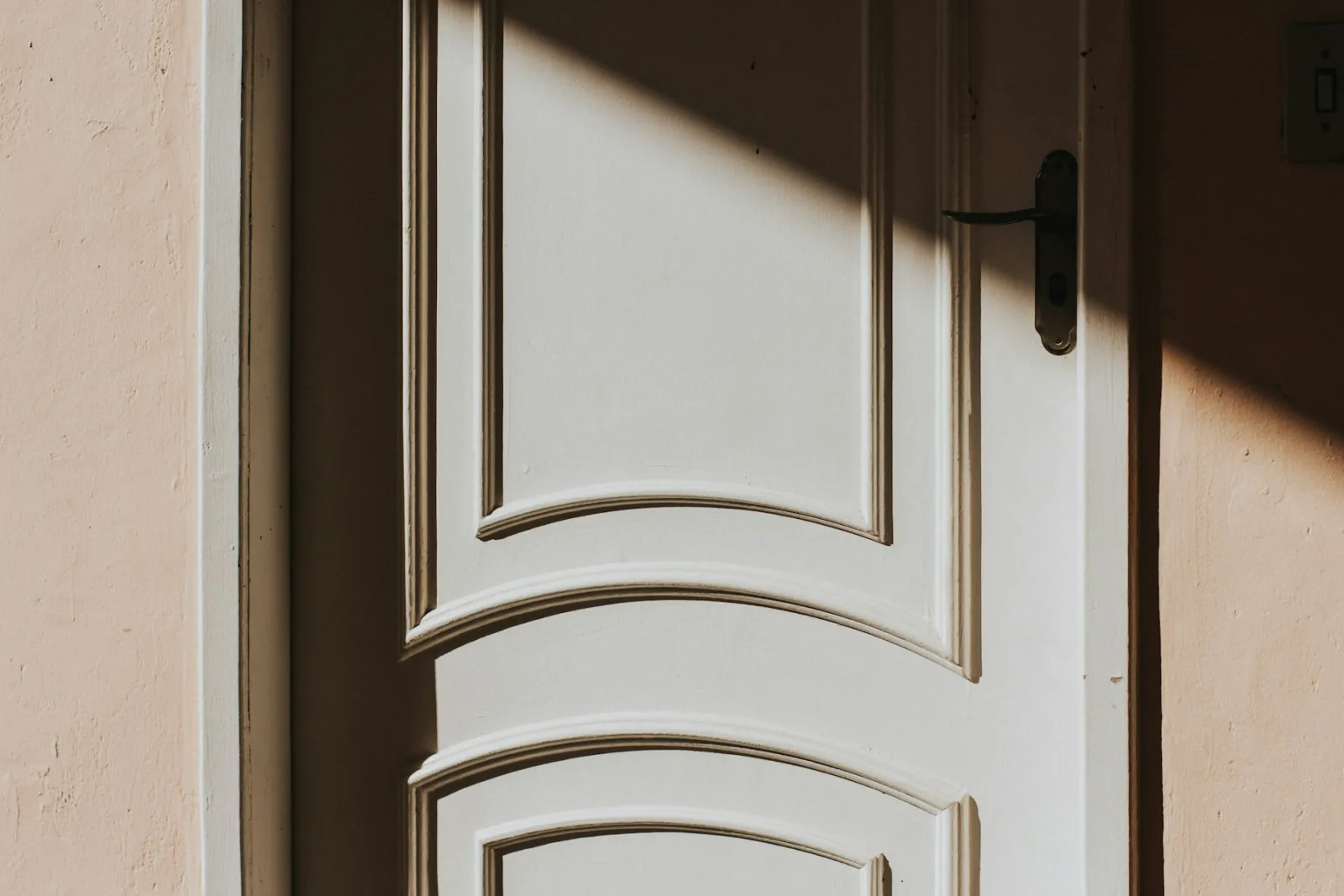 Detalhe real de porta e acabamento em madeira