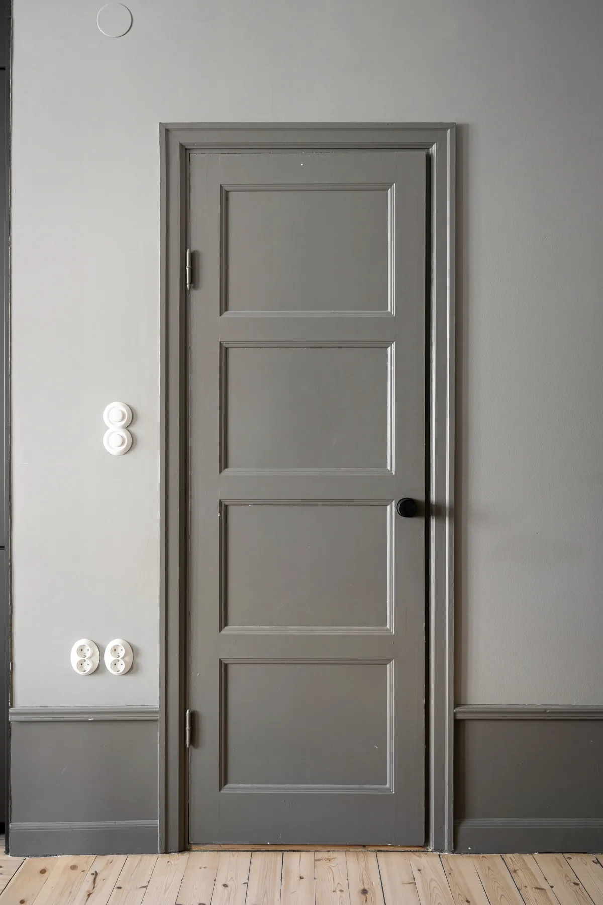 Porta com guarnição de madeira visível